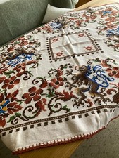 Antik aufwändig bestickte Tischdecke aus Leinen m. Löwen../ Drachen  123x123 cm