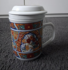 Teetasse mit Teesieb und Deckel