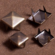 200 St. Pyramidennieten mit 4