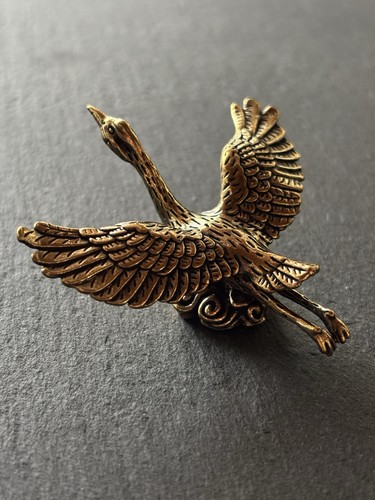 Fliegender kranich aus messing - fliegender,