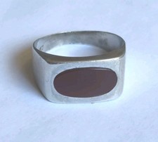 Alter Ring mit rotem Stein aus