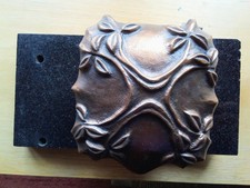 Weihwasser - Kessel aus Bronze auf Marmorplatte