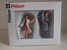 Preiser Paar mit Kind gehend