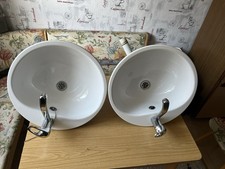 2 runde Einbauwaschbecken, weiß mit Zubehör