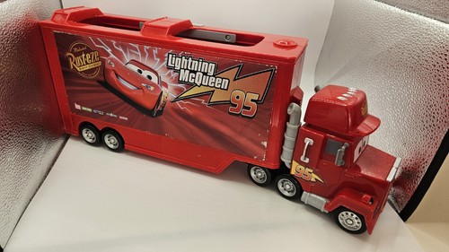 Chat haul mack - &,