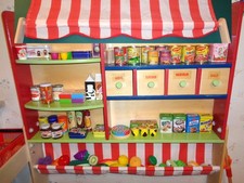 Kaufladen aus Holz mit Markise