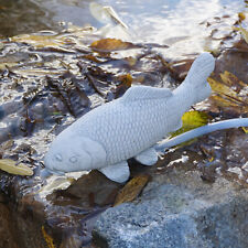 Koi Fisch mit Wasserlauf