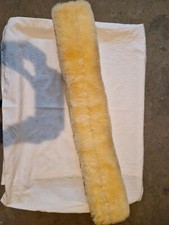 Lammfell-Gurtschoner mit Klettverschluss, Felix Bühler, Grösse 85 x 13 cm