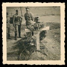 Wehrmacht Soldatengrab mit Stahlhelm - Frankreich - WK2 Foto 6x6cm