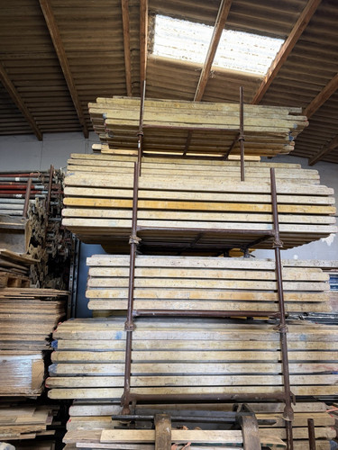 Holzbalken behandelt gelb rot