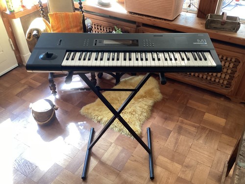Kork keyboard synteseiser - kork, m1