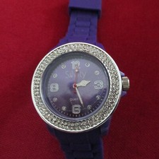  violette Damenuhr Quarz mit vielen Strass-Steinen rund um das Ziffernblatt