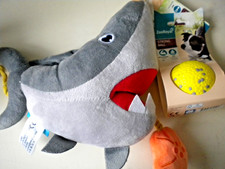 Hundespielzeug Hai aus Plüsch mit Tau + Quietscher, Ball robust gelb - Zooroyal