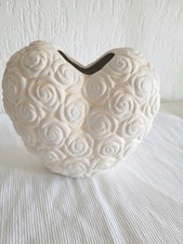  Vase Blumenvase weiß Herzform,3 D Rosendekor,Höhe 15 cm Tulpenblüte