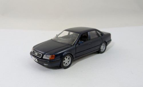 Audi 100 dunkelblau - 100,