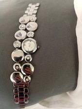 Armbanduhr Armband Uhr Silber in einem Breit Strass