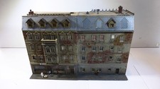 Pola Haus als kleines Diorama ,Preiser und beleuchtet als Rückwand für Moba
