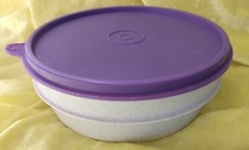 Stapel Quick von Tupperware, lila Deckel, gesprenkelter Behälter