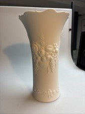 2507012 AK KAISER M. Frey 1348 Biskuit Porzellan Vase Tischvase geblümt Relief