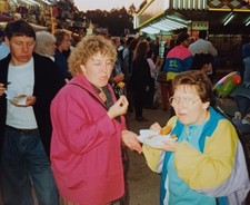 Zwei Frauen essen etwas von
