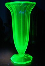 Kleine vase uranglas und - vase., 19