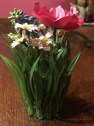 Blumenmix auf grassockel - blumenmix,