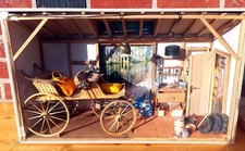 Nr. 3374 Eigenbau Diorama Garage mit Kutsche ca. 54 x 33 cm