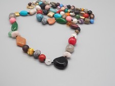 Bunte handgeknotete Edelsteinkette, Kette Edelsteine und Glasperlen, vergoldet