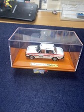Top Rarität Atlas Wartburg 353 Rallye DDR PKW 1:43 auf Holzsockel in PC Vitrine
