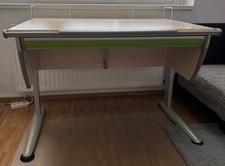 Mitwachsender Schreibtisch mit