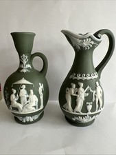 Zwei Jasperware Vasen –