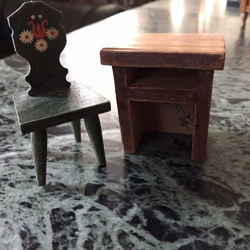 Kleines altes tischchen mit - kleines,