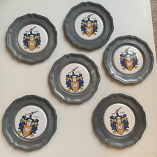 6 kleine Zinnteller 10,5 cm Untersetzer alt vintage mit Wappen 1709 Anno