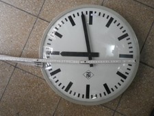 Uhr mit Abdeckung aus Glas ca