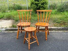 Set aus 2 Holzstühle und 1 Holzhocker, 70iger Jahre, gedrechselt