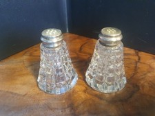 Antike britische Salz- und Pfefferstreuer aus Kristall mit Sterlingsilber....