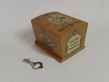 alte Spardose aus Holz mit