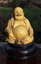 Harz figur auf holzsockel - figur,