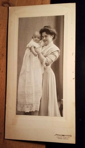 Stehende junge frau mit - frau,