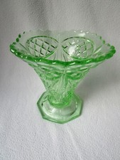 alte Vase Pressglas grün