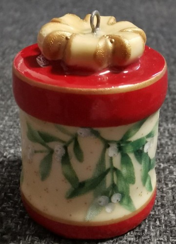 Villeroy boch ornament - &,