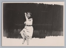 Junge Frau im Winter tanzt im