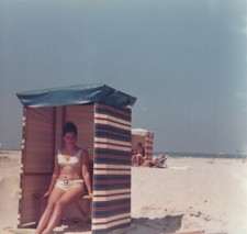 Foto Hübsche Frau im Bikini am Strand Mode Momentaufnahme 60er Jahre-3