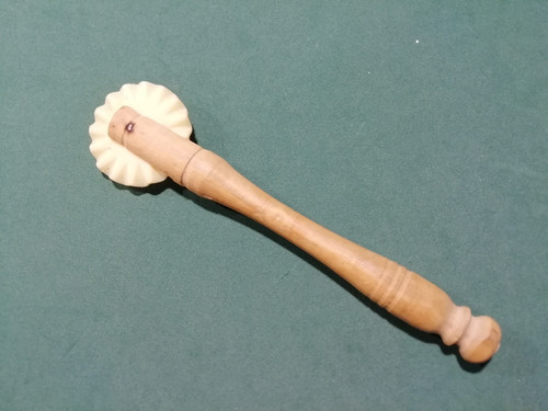 Altes holz teigrädchen - altes,