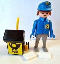 Playmobil Klicky Postbote Briefträger mit Handwagen.