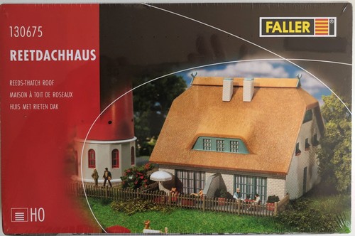 Reetgedecktes haus von faller - haus,