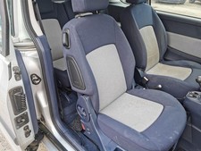 Peugeot 1007 K Beifahrersitz Autositz Sitz vorn rechts Stoff