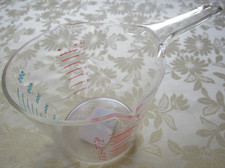 Meßbecher mit Griff und