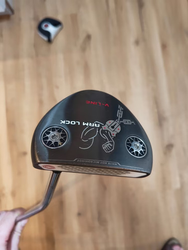Odyssey arm lock putter line - arm, v-line