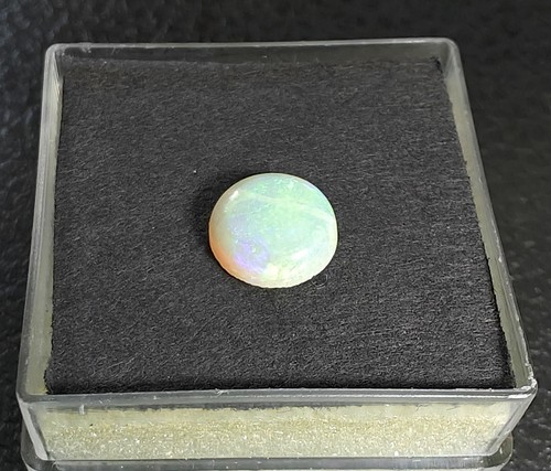 Milchiger opal cabochon rund - milchiger,